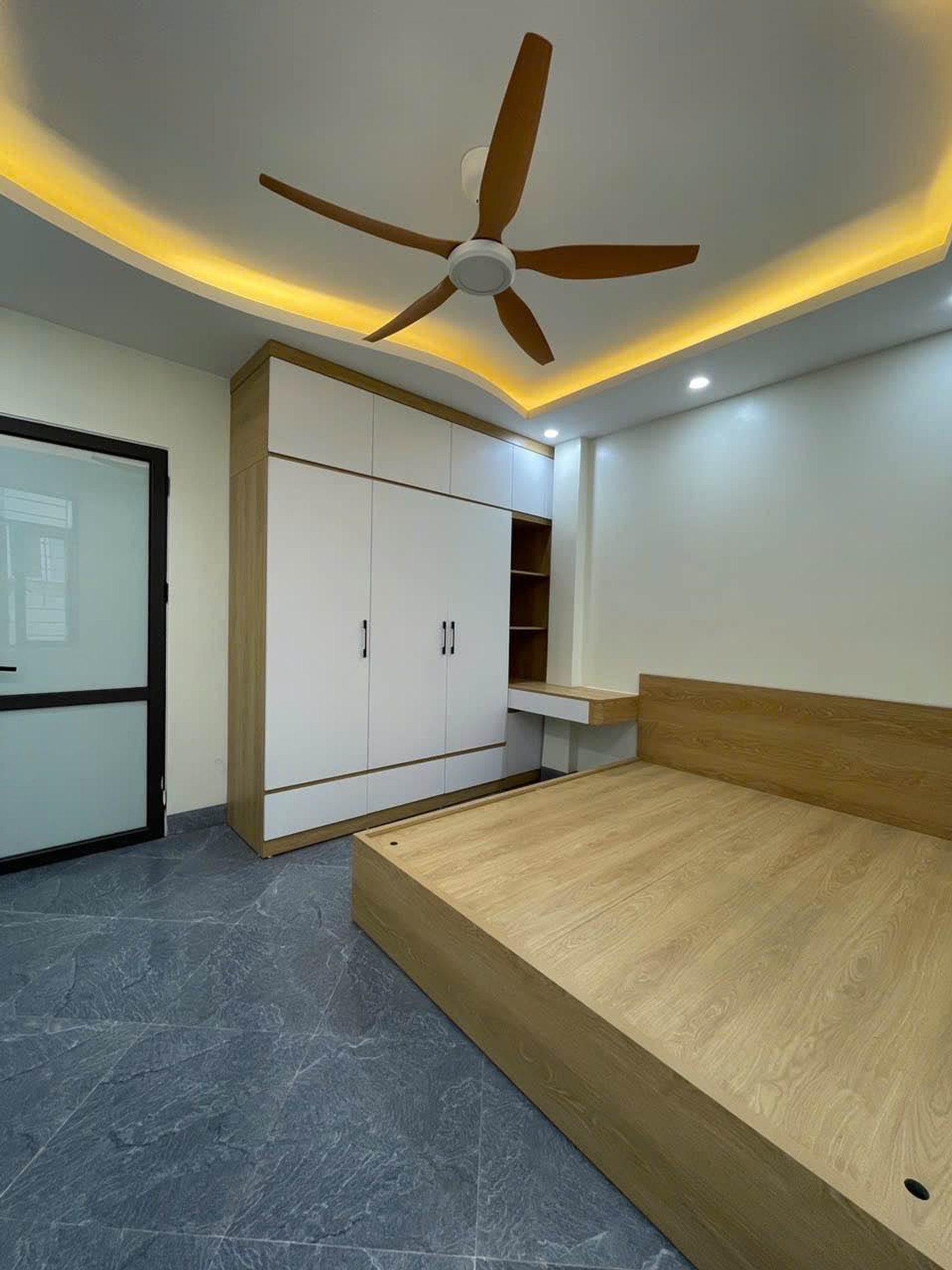 Bán nhà Lĩnh Nam - diện tích 30m2 6 tầng - mặt tiền 6,8m - giá 7,99 tỷ
