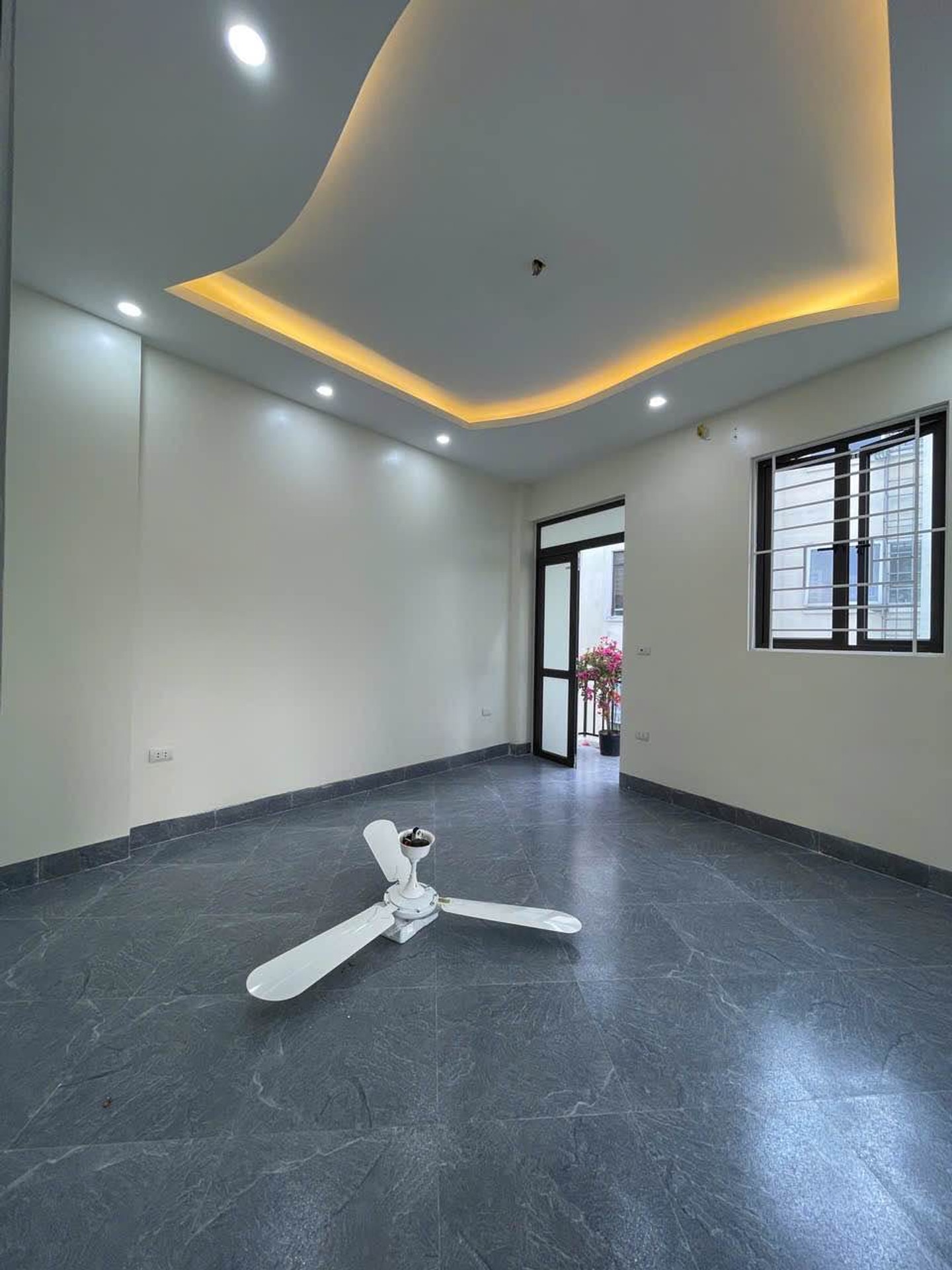 Bán nhà Lĩnh Nam - diện tích 30m2 6 tầng - mặt tiền 6,8m - giá 7,99 tỷ