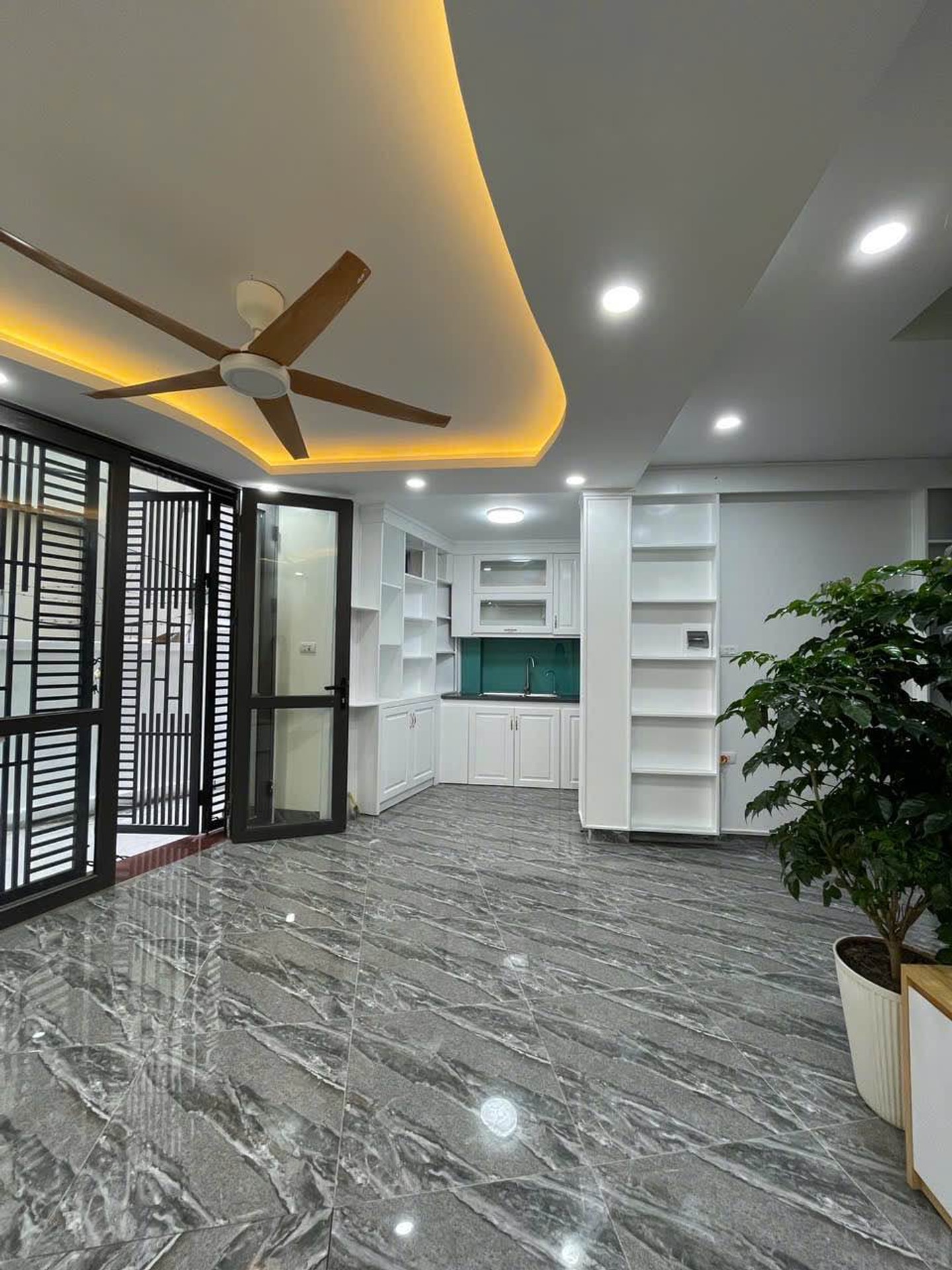 Bán nhà Lĩnh Nam - diện tích 30m2 6 tầng - mặt tiền 6,8m - giá 7,99 tỷ