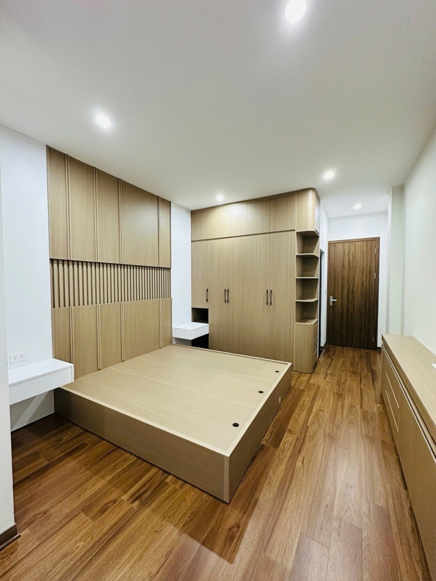 Bán nhà Đặng Xuân Bảng - diện tích 40m2 6 tầng - Lô góc, thang máy - giá 12,2 tỷ