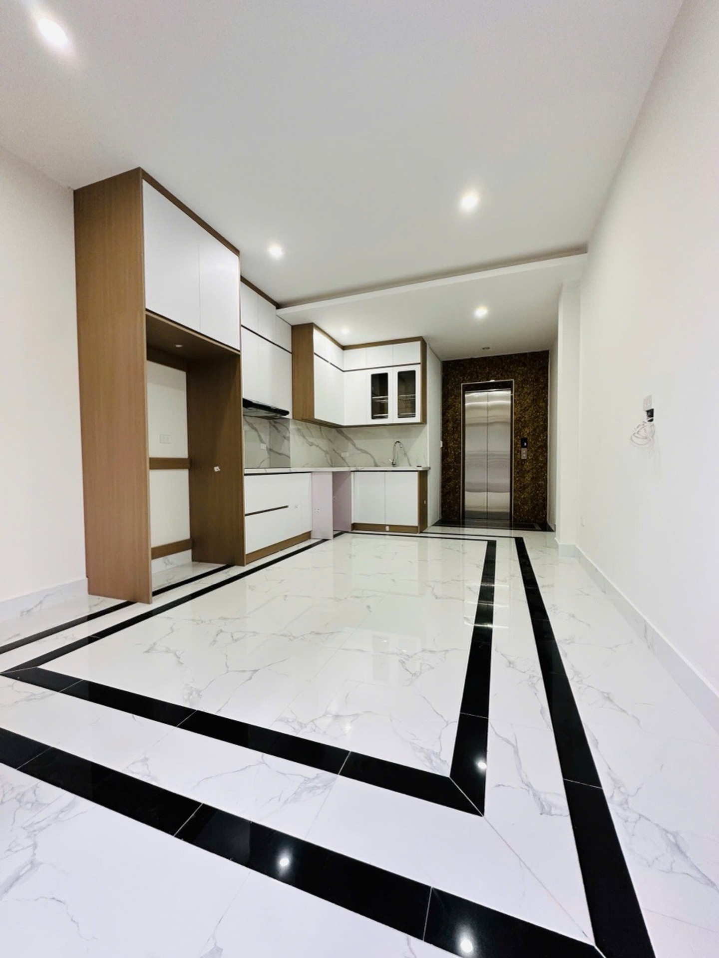 Bán nhà Đặng Xuân Bảng - diện tích 40m2 6 tầng - Lô góc, thang máy - giá 12,2 tỷ