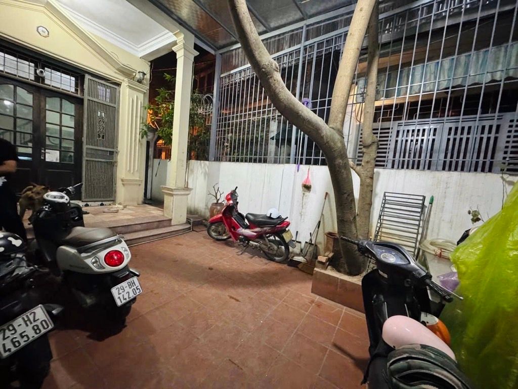 Bán nhà Minh Khai - diện tích 97m2 3 tầng - Lô góc, sân rộng - giá 17,9 tỷ
