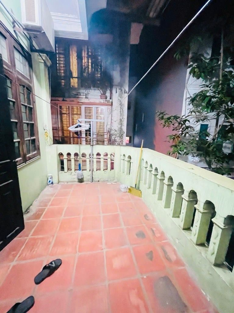 Bán nhà Minh Khai - diện tích 97m2 3 tầng - Lô góc, sân rộng - giá 17,9 tỷ