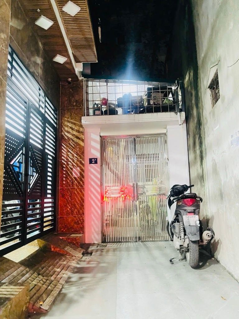 Bán nhà Minh Khai - diện tích 97m2 3 tầng - Lô góc, sân rộng - giá 17,9 tỷ