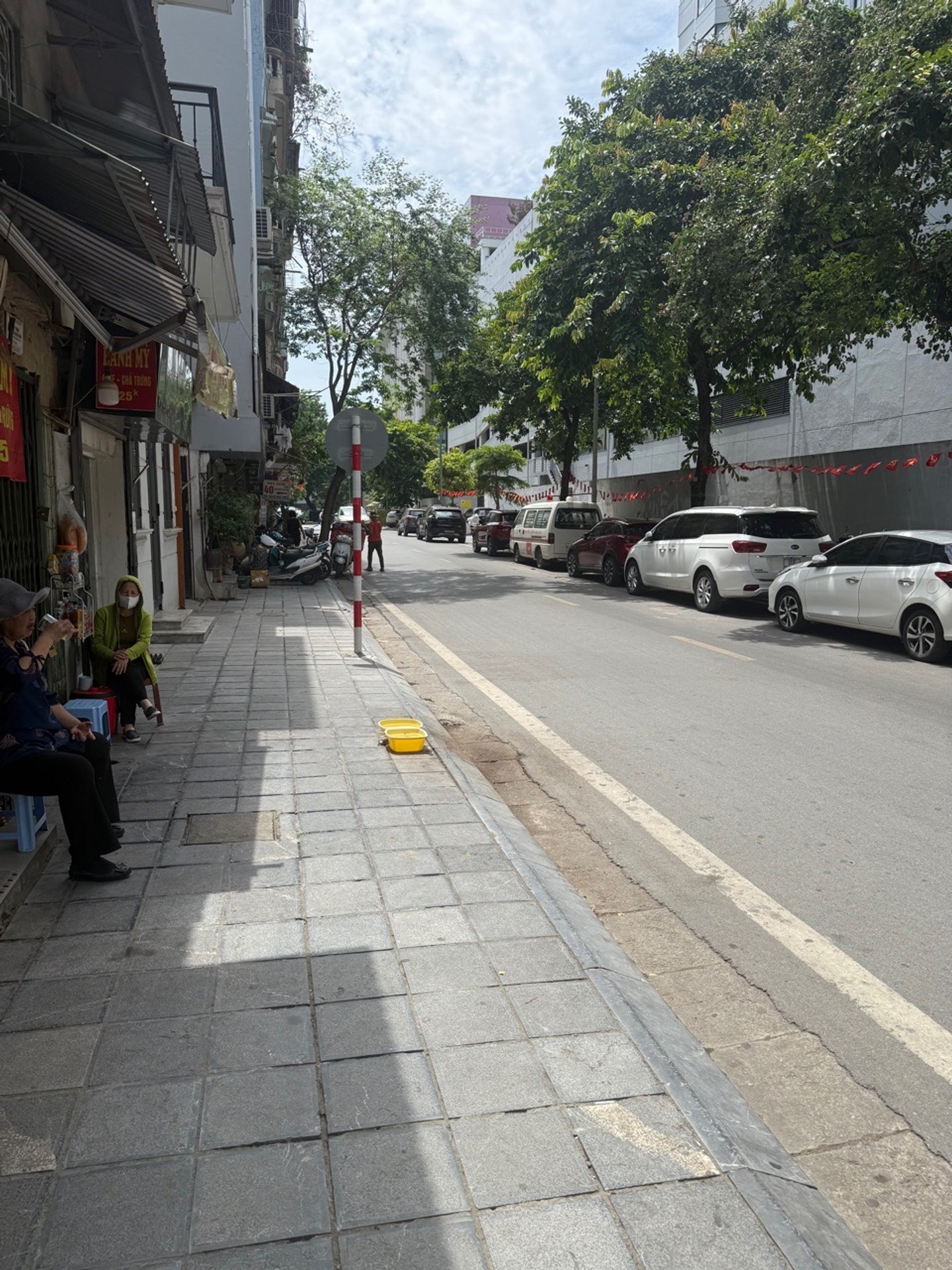 Bán nhà Nguyễn Quyền - diện tích 30m2 2 tầng - Mặt phố VIP - giá 18 tỷ