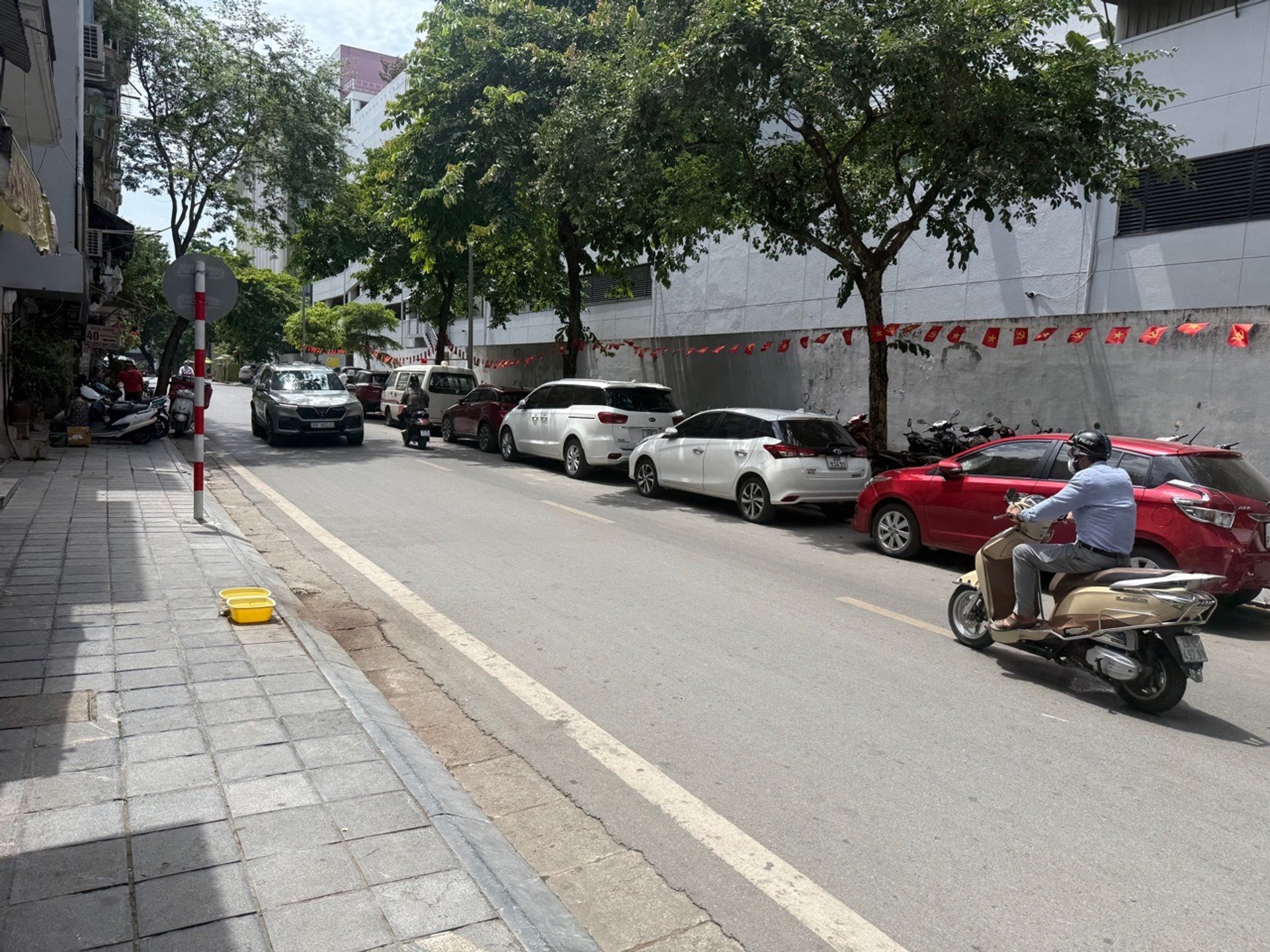 Bán nhà Nguyễn Quyền - diện tích 30m2 2 tầng - Mặt phố VIP - giá 18 tỷ