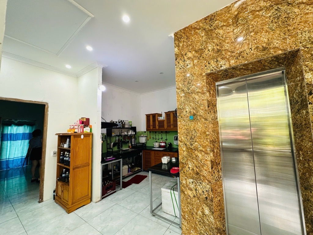 Bán nhà Phạm Ngọc Thạch - diện tích 135m2 3 tầng - Lô góc 3 mặt thoáng - giá 31 tỷ