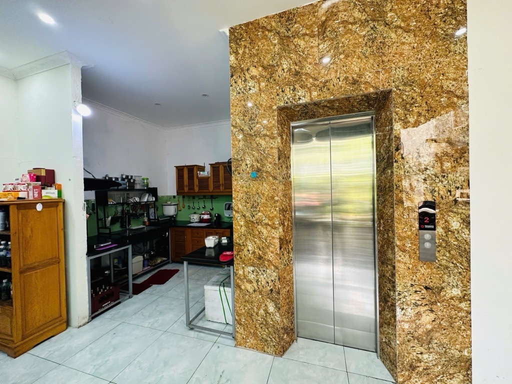 Bán nhà Phạm Ngọc Thạch - diện tích 135m2 3 tầng - Lô góc 3 mặt thoáng - giá 31 tỷ