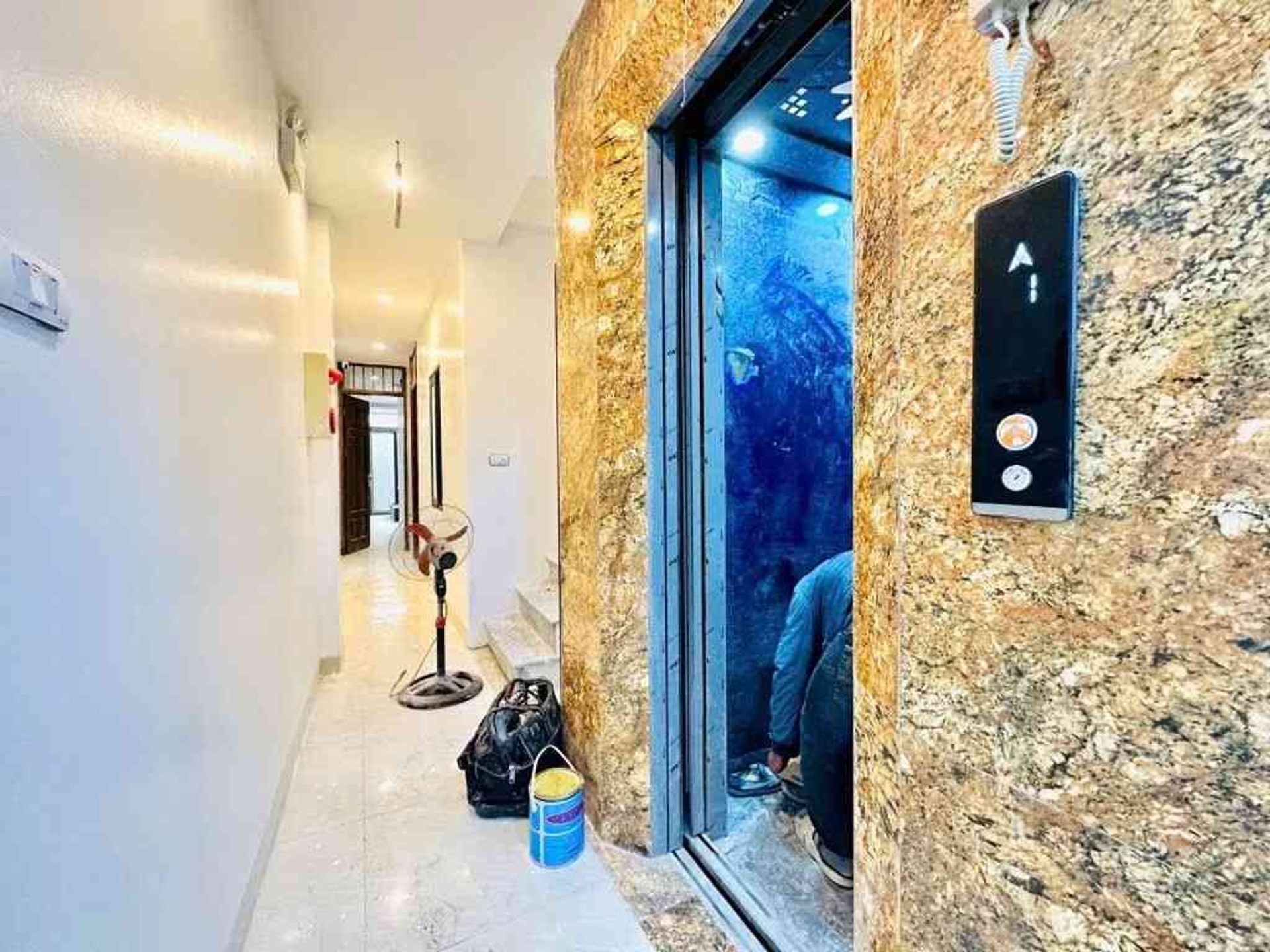 Bán nhà Phố 8/3 - diện tích 93m2 6 tầng - Ô tô vào tận nhà - giá 26 tỷ