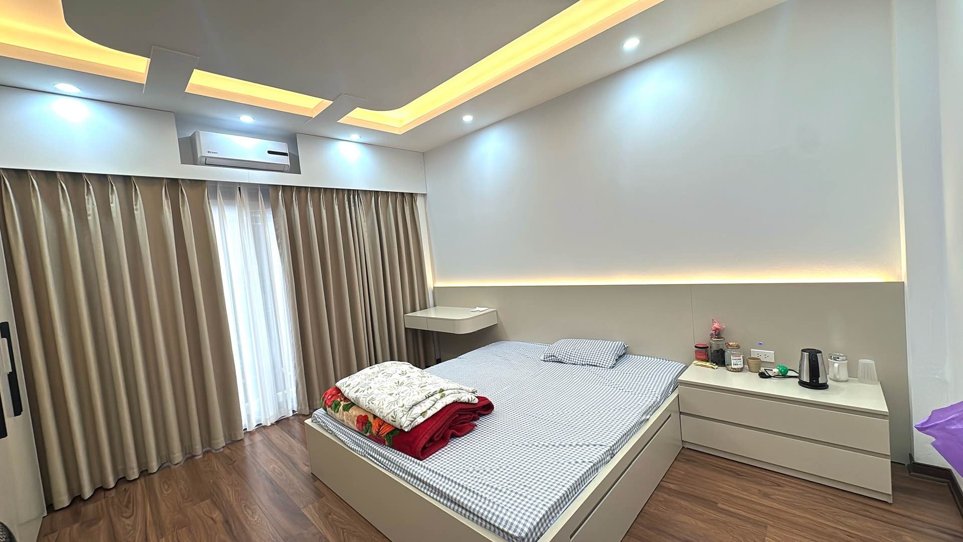 Bán nhà ngõ Hoà Bình - diện tích 32m2 5 tầng - Nhà đẹp full đồ - giá 10,5 tỷ