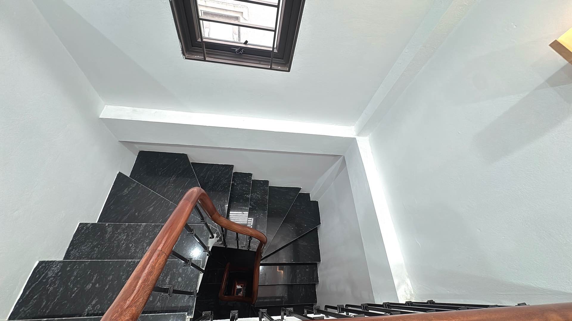 Bán nhà ngõ Hoà Bình - diện tích 32m2 5 tầng - Nhà đẹp full đồ - giá 10,5 tỷ