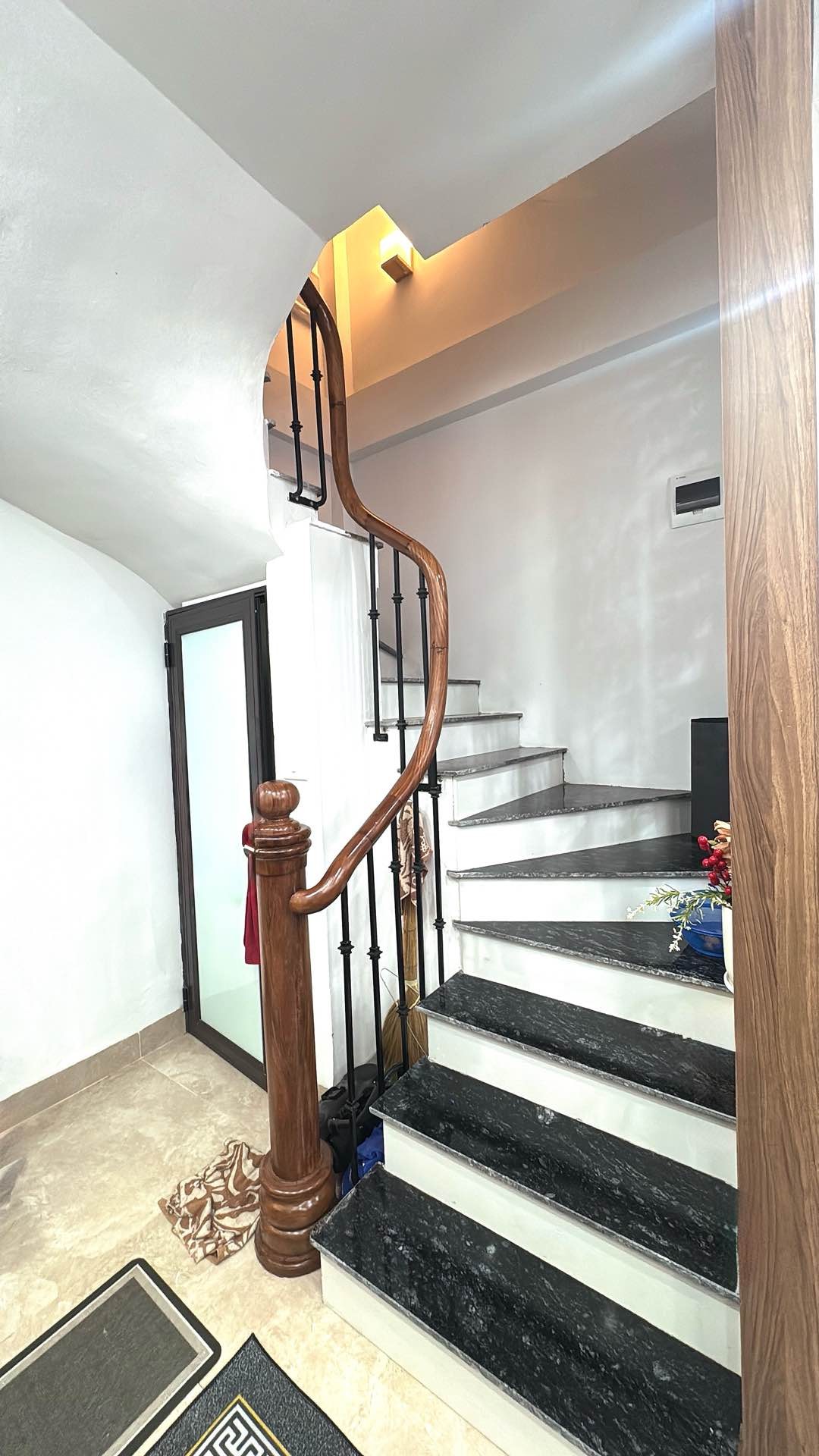 Bán nhà ngõ Hoà Bình - diện tích 32m2 5 tầng - Nhà đẹp full đồ - giá 10,5 tỷ