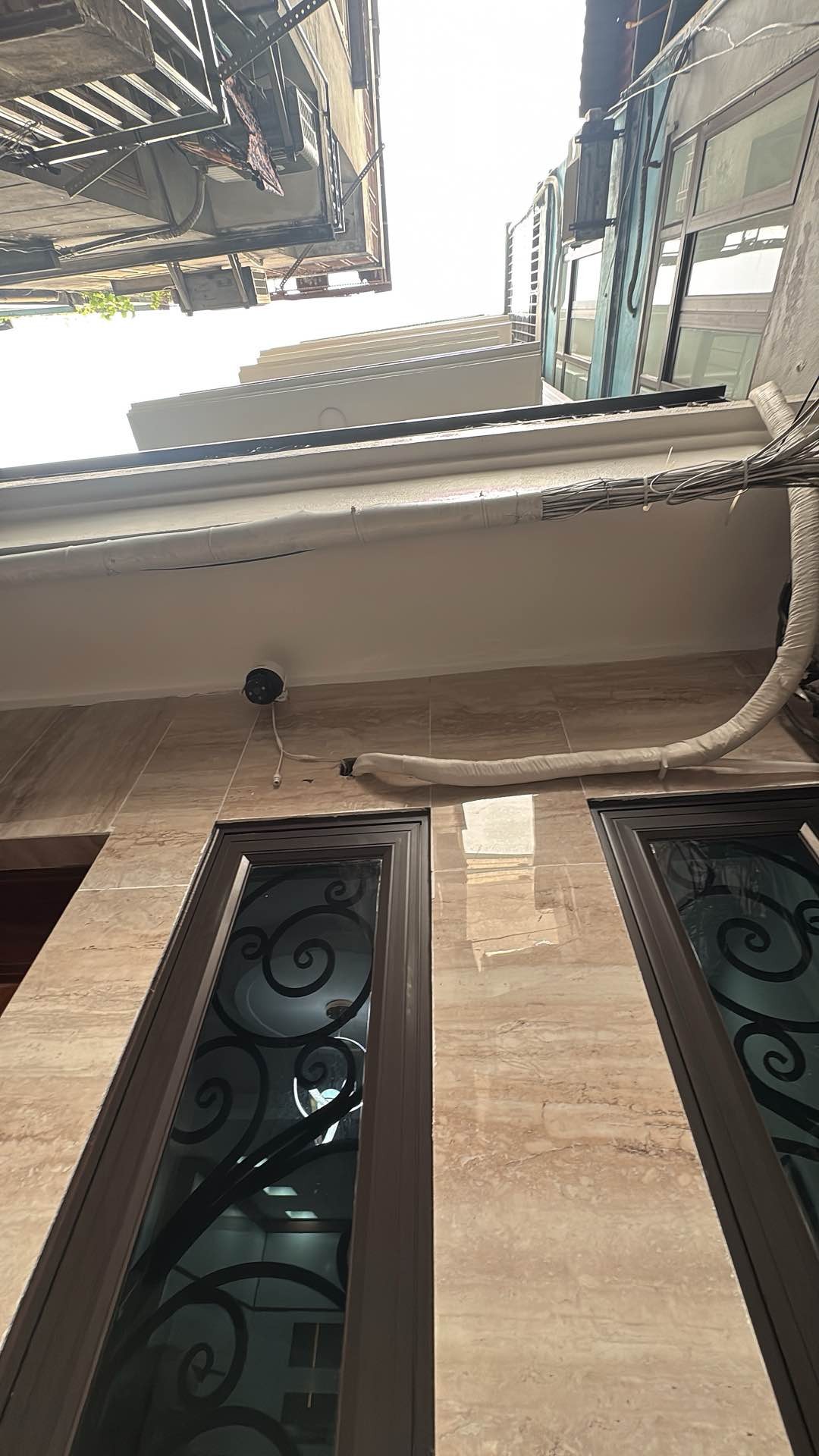 Bán nhà ngõ Hoà Bình - diện tích 32m2 5 tầng - Nhà đẹp full đồ - giá 10,5 tỷ