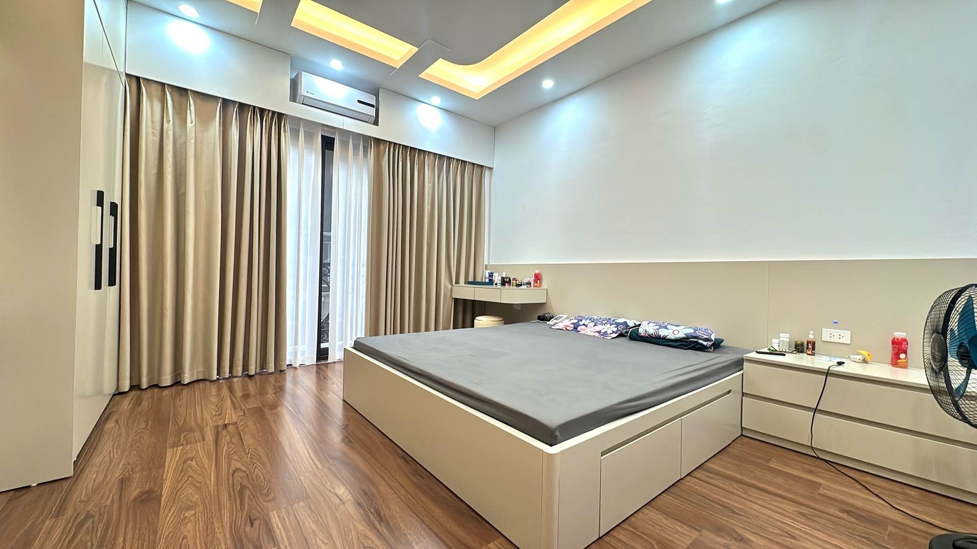 Bán nhà ngõ Hoà Bình - diện tích 32m2 5 tầng - Nhà đẹp full đồ - giá 10,5 tỷ
