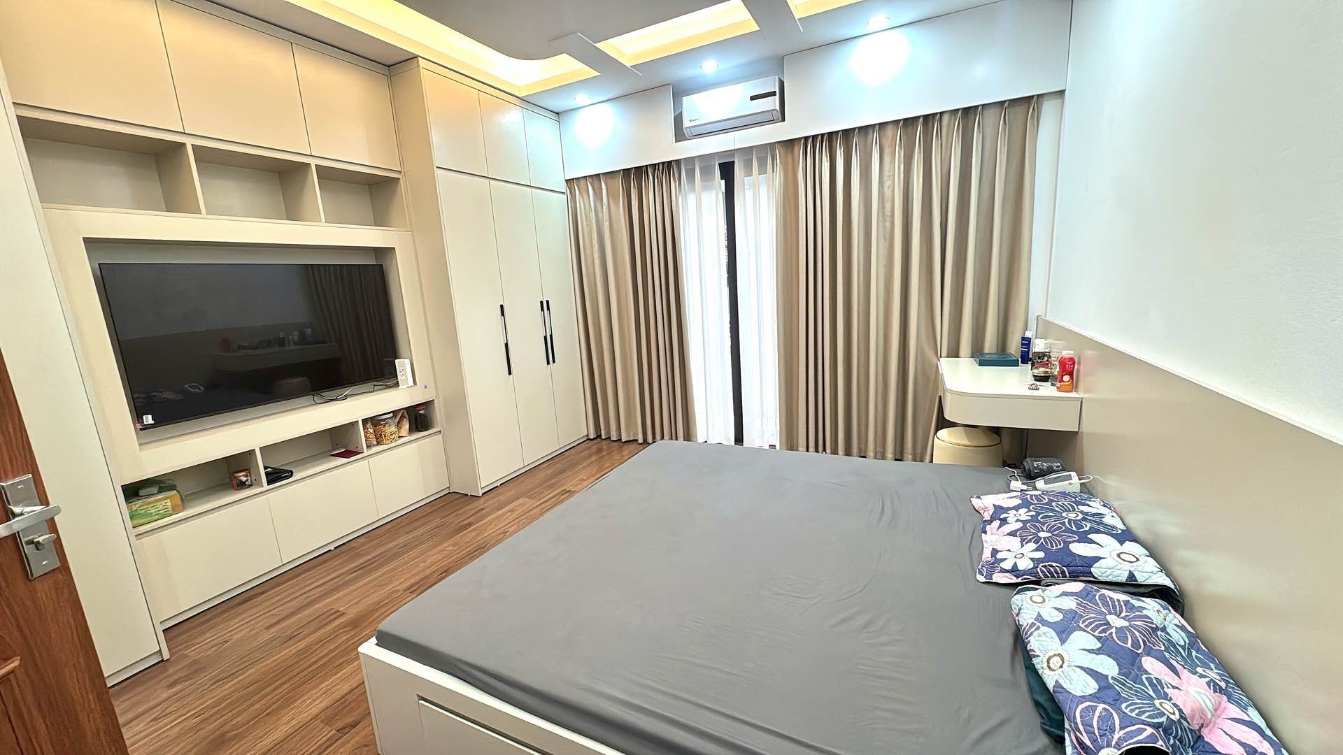 Bán nhà ngõ Hoà Bình - diện tích 32m2 5 tầng - Nhà đẹp full đồ - giá 10,5 tỷ