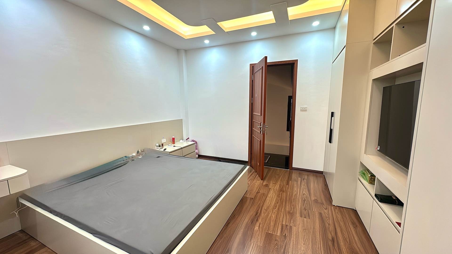 Bán nhà ngõ Hoà Bình - diện tích 32m2 5 tầng - Nhà đẹp full đồ - giá 10,5 tỷ