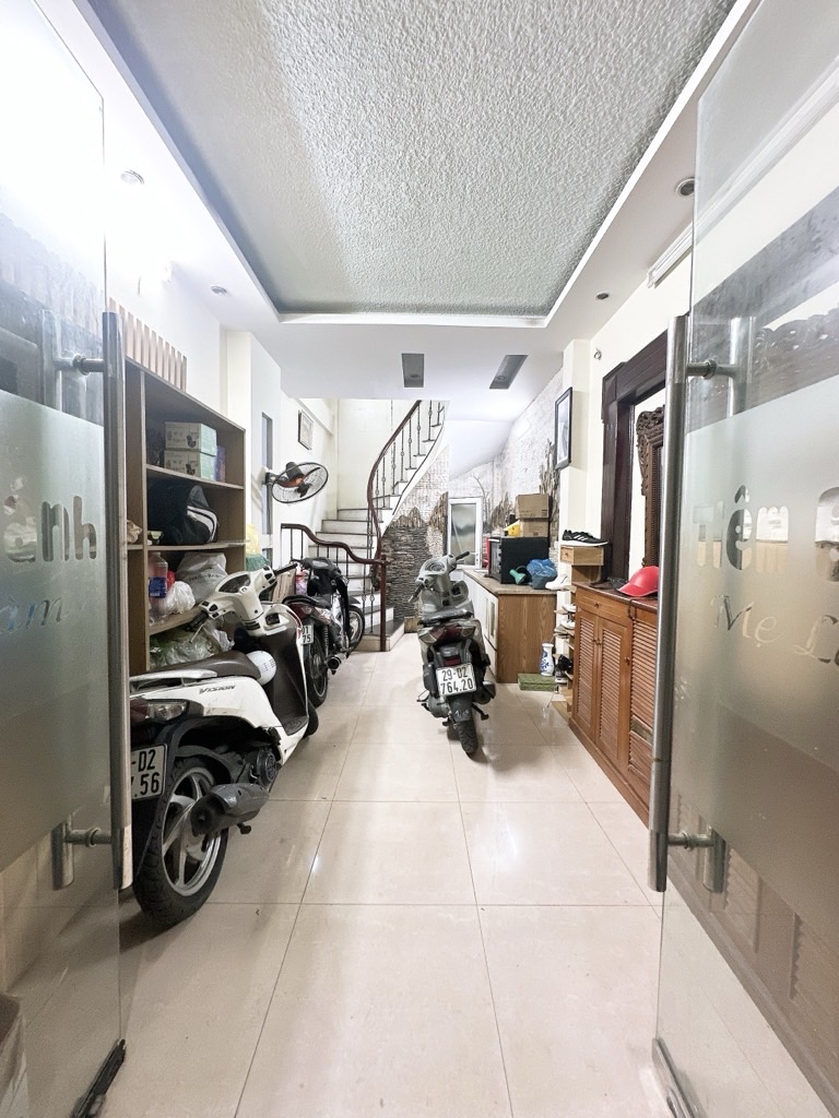Bán nhà Nguyễn Khoái - diện tích 25m2 6 tầng - Ô TÔ 20 MÉT - giá 3,7 tỷ