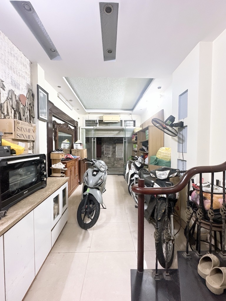Bán nhà Nguyễn Khoái - diện tích 25m2 6 tầng - Ô TÔ 20 MÉT - giá 3,7 tỷ