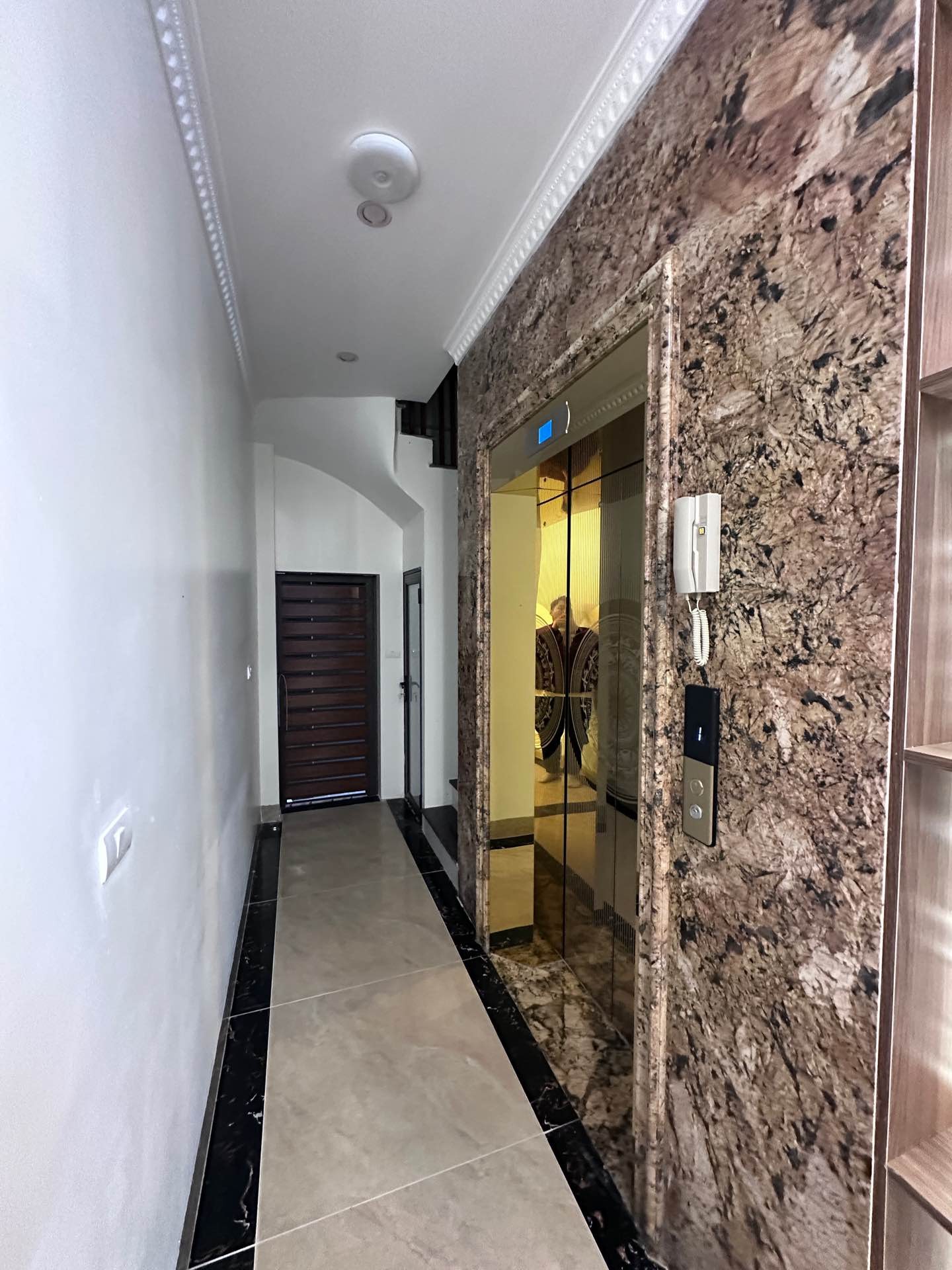 Bán nhà Minh Khai - diện tích 38m2 6 tầng - Siêu phẩm nhà mới - giá 14,8 tỷ