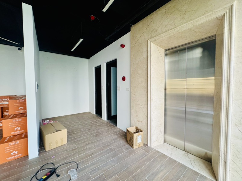 Bán nhà Nguyễn Xiển - diện tích 139m2 8 tầng - Mặt ngõ Vip hơn Mặt phố - giá 76,8 tỷ