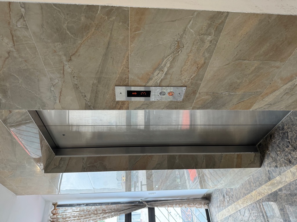 Bán nhà Nguyễn Khuyến - diện tích 106m2 6 tầng - Ô TÔ TRÁNH - giá 35,5 tỷ