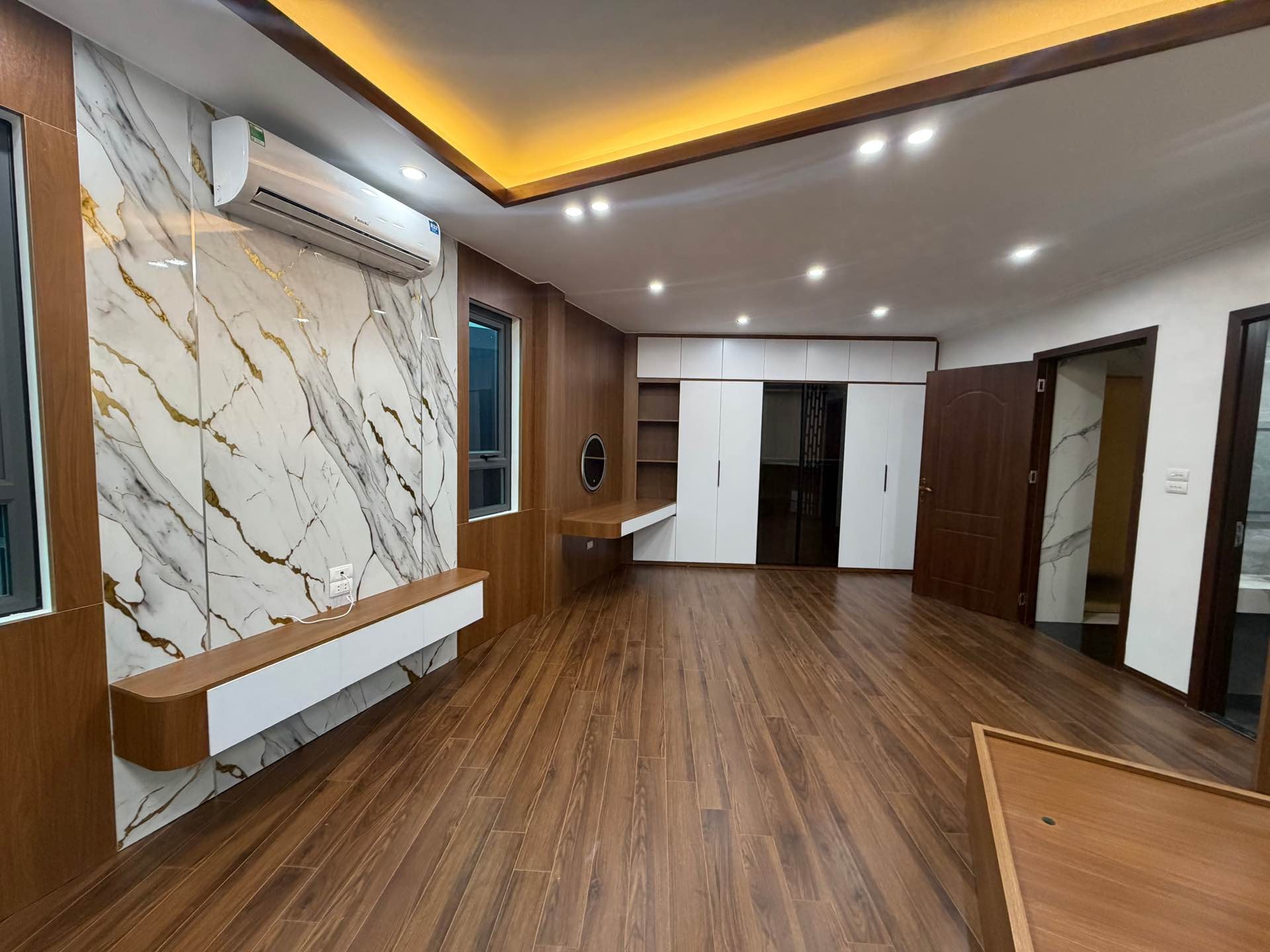 Bán nhà Kim Ngưu - diện tích 51m2 5 tầng - Lô góc, mặt ngõ thông - giá 15,8 tỷ