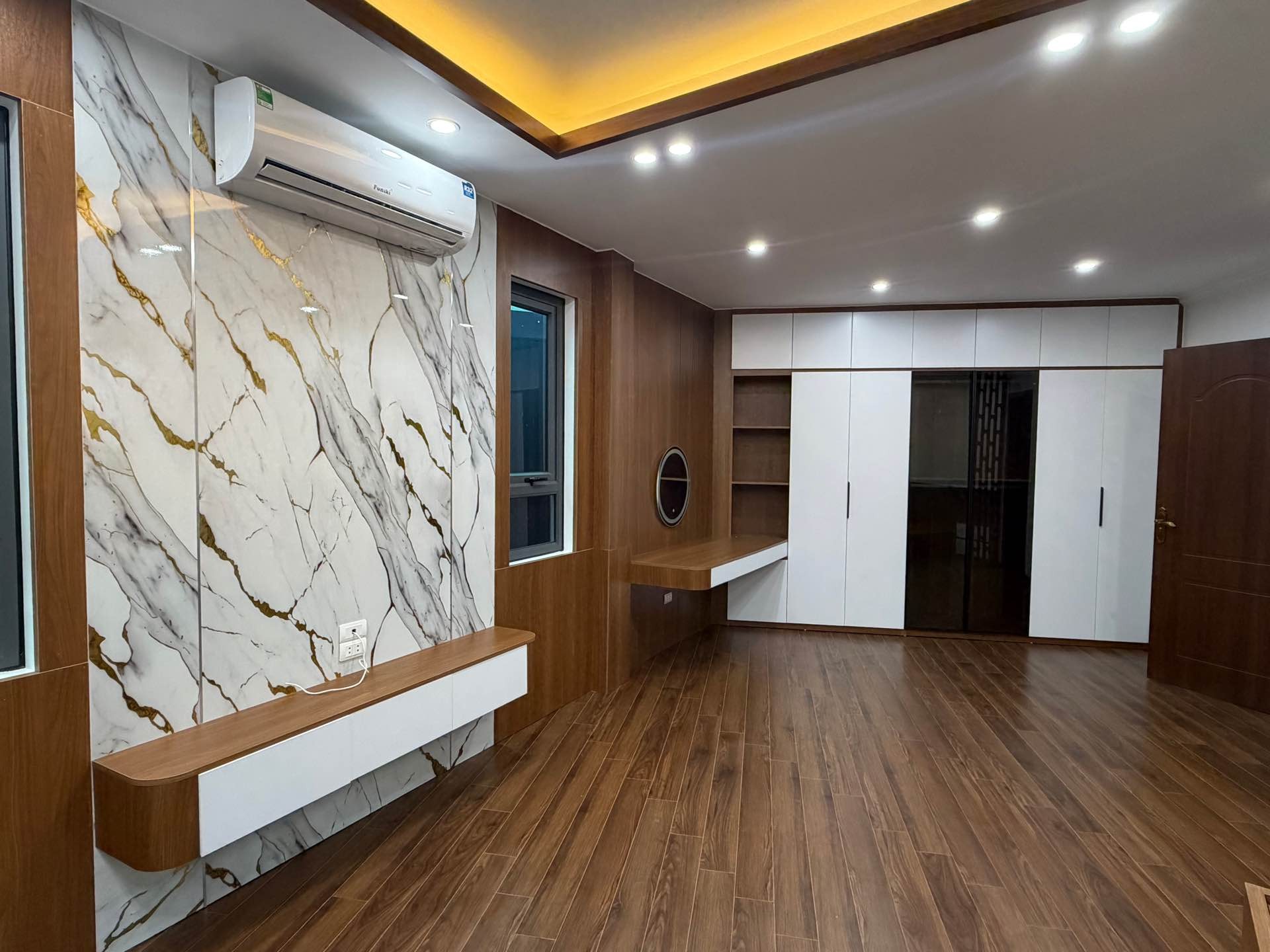 Bán nhà Kim Ngưu - diện tích 51m2 5 tầng - Lô góc, mặt ngõ thông - giá 15,8 tỷ