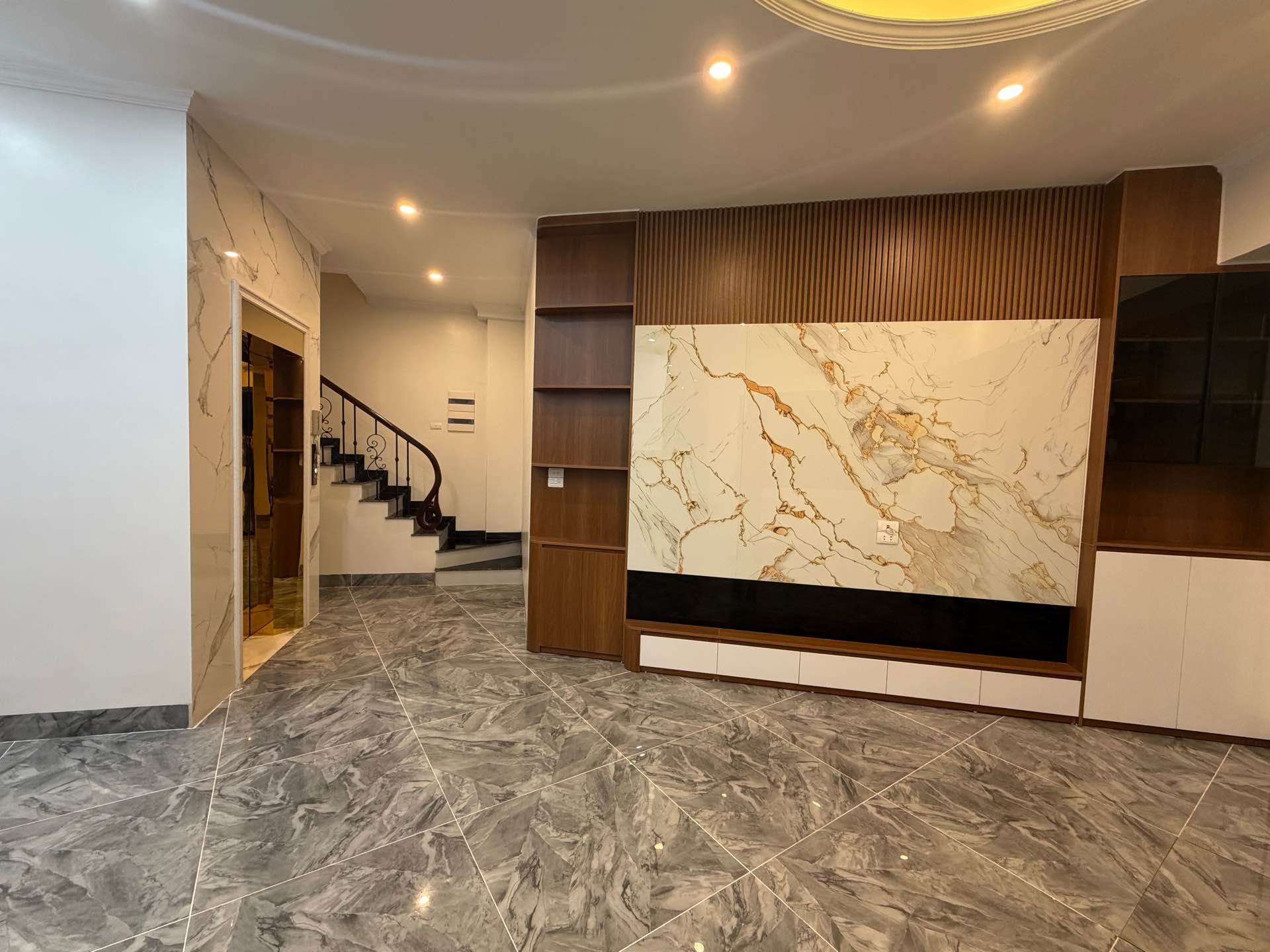 Bán nhà Kim Ngưu - diện tích 51m2 5 tầng - Lô góc, mặt ngõ thông - giá 15,8 tỷ