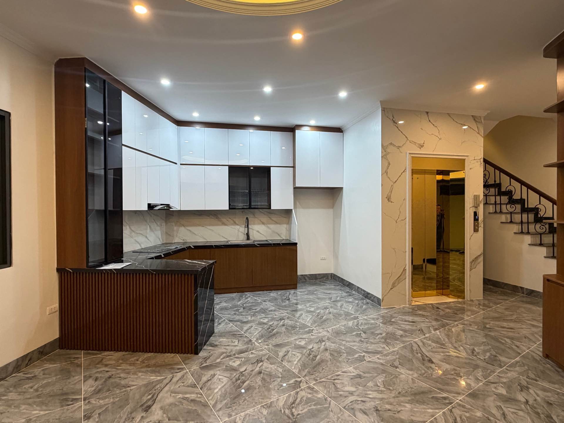 Bán nhà Kim Ngưu - diện tích 51m2 5 tầng - Lô góc, mặt ngõ thông - giá 15,8 tỷ
