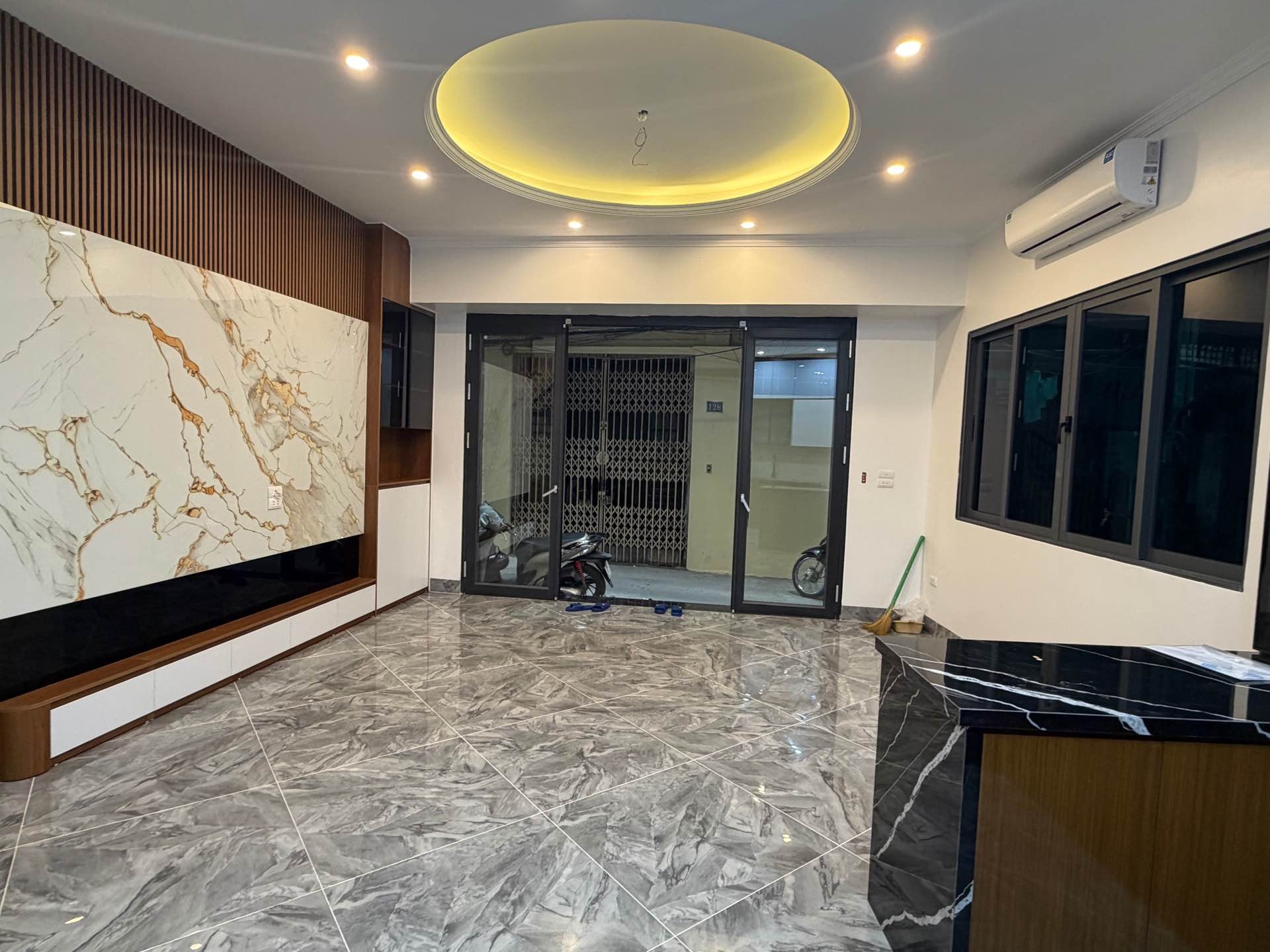 Bán nhà Kim Ngưu - diện tích 51m2 5 tầng - Lô góc, mặt ngõ thông - giá 15,8 tỷ