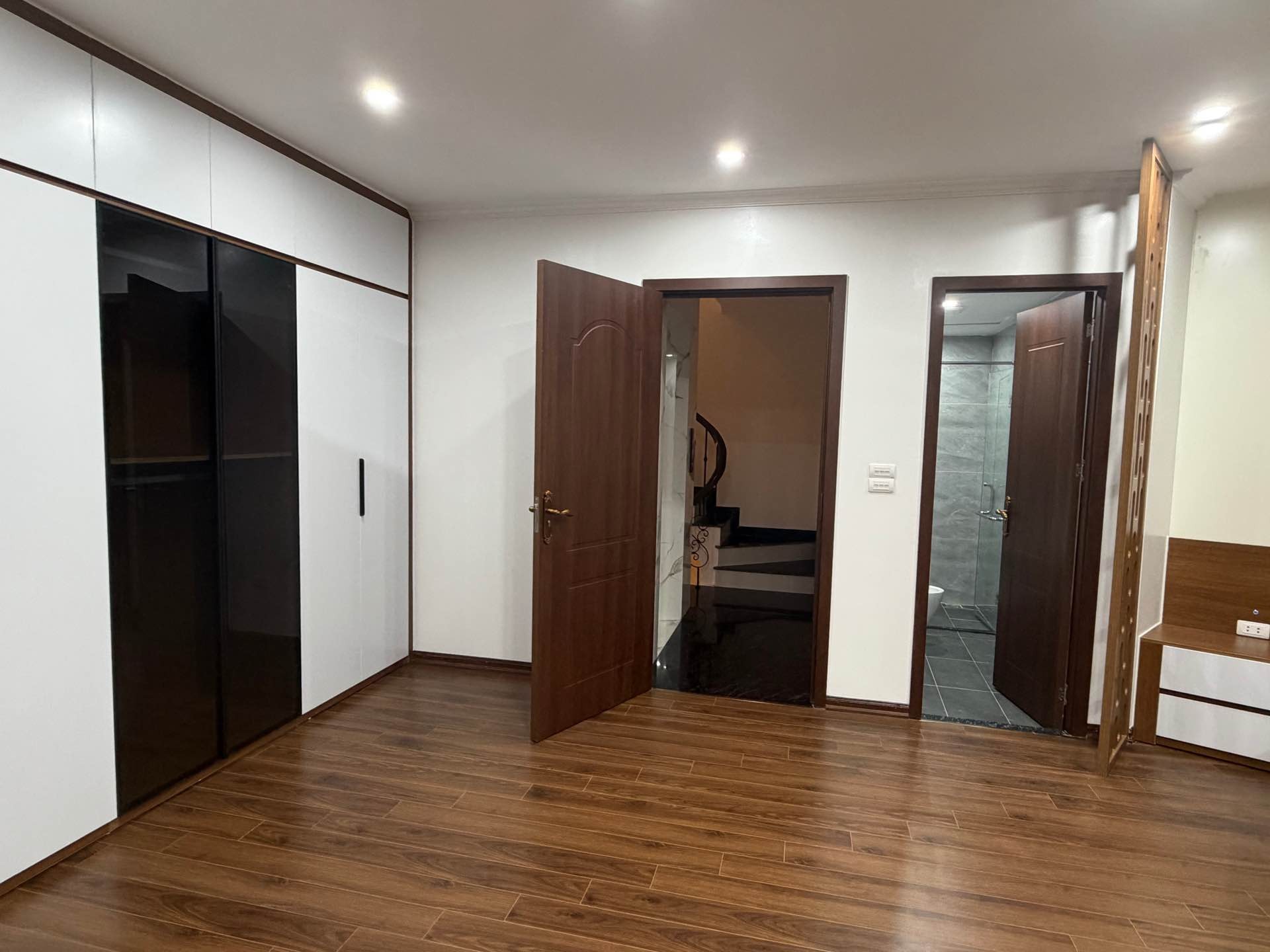 Bán nhà Kim Ngưu - diện tích 51m2 5 tầng - Lô góc, mặt ngõ thông - giá 15,8 tỷ