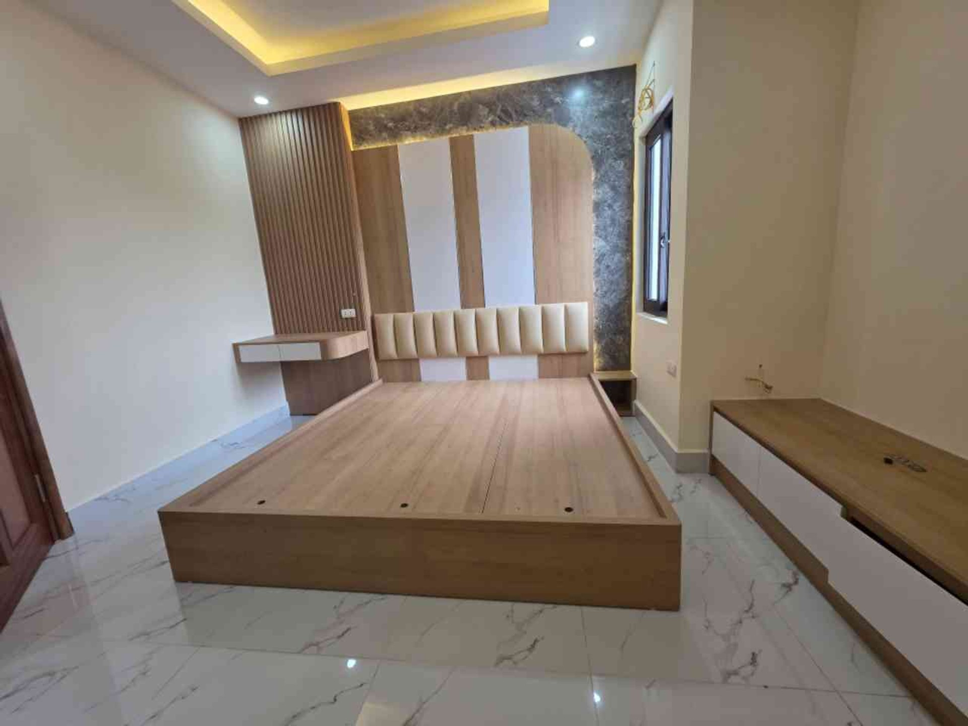 Bán nhà Dương Văn Bé - diện tích 51m2 5 tầng - Thang máy, ô tô vào nhà - giá 13,8 tỷ