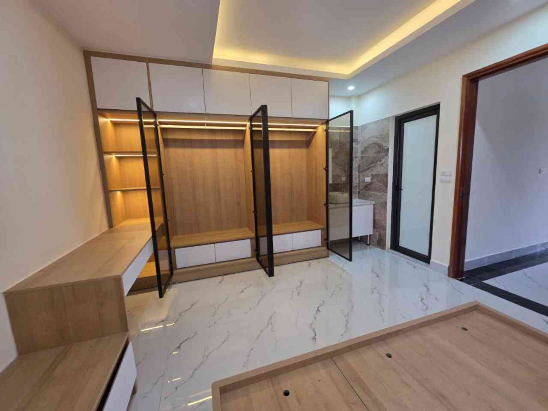 Bán nhà Dương Văn Bé - diện tích 51m2 5 tầng - Thang máy, ô tô vào nhà - giá 13,8 tỷ
