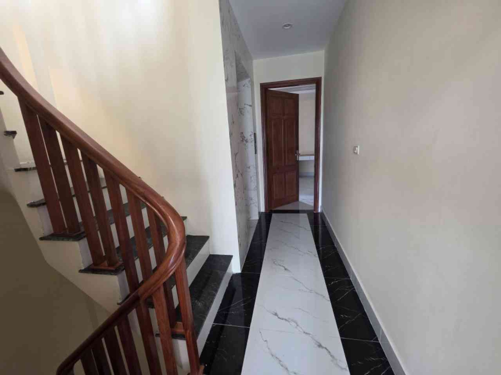 Bán nhà Dương Văn Bé - diện tích 51m2 5 tầng - Thang máy, ô tô vào nhà - giá 13,8 tỷ