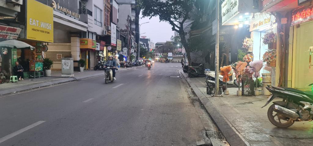 Bán nhà Nguyễn Khuyến - diện tích 60m2 5 tầng - MẶT PHỐ KINH DOANH ĐỈNH - giá 28 tỷ