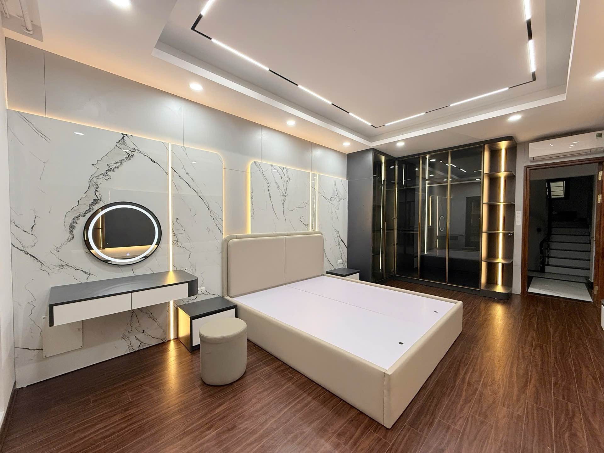 Bán nhà Hoàng Mai - diện tích 47m2 6 tầng - Ô tô tránh - giá 19,5 tỷ