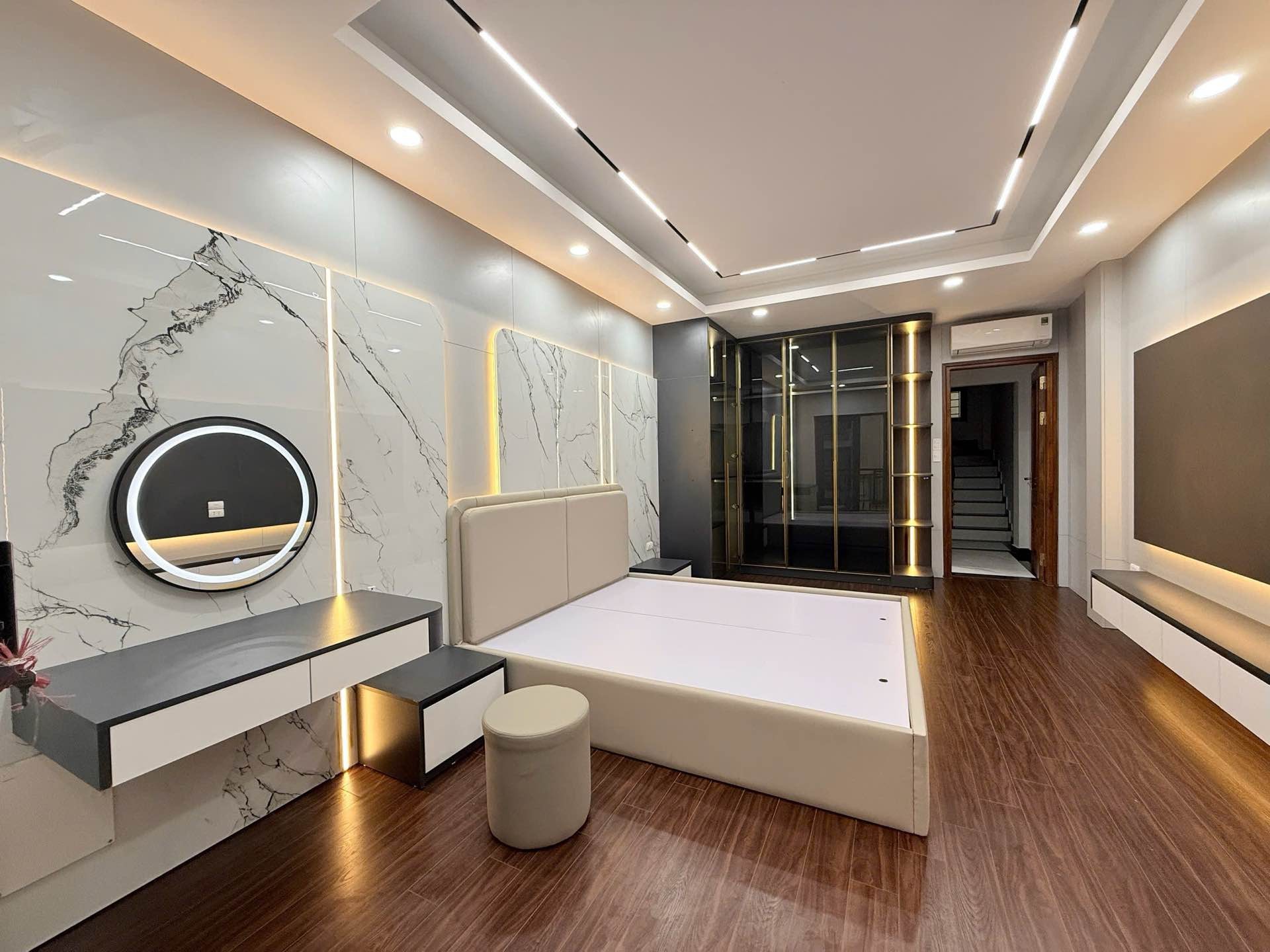 Bán nhà Hoàng Mai - diện tích 47m2 6 tầng - Ô tô tránh - giá 19,5 tỷ