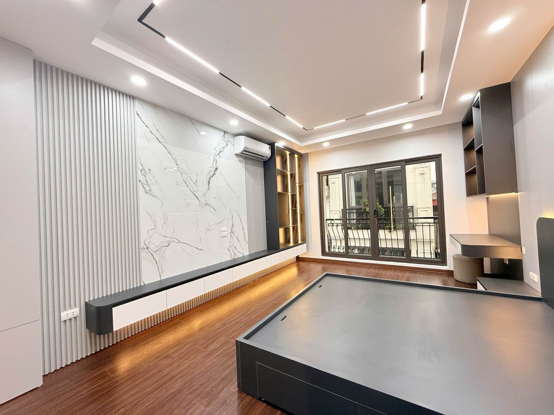 Bán nhà Hoàng Mai - diện tích 47m2 6 tầng - Ô tô tránh - giá 19,5 tỷ