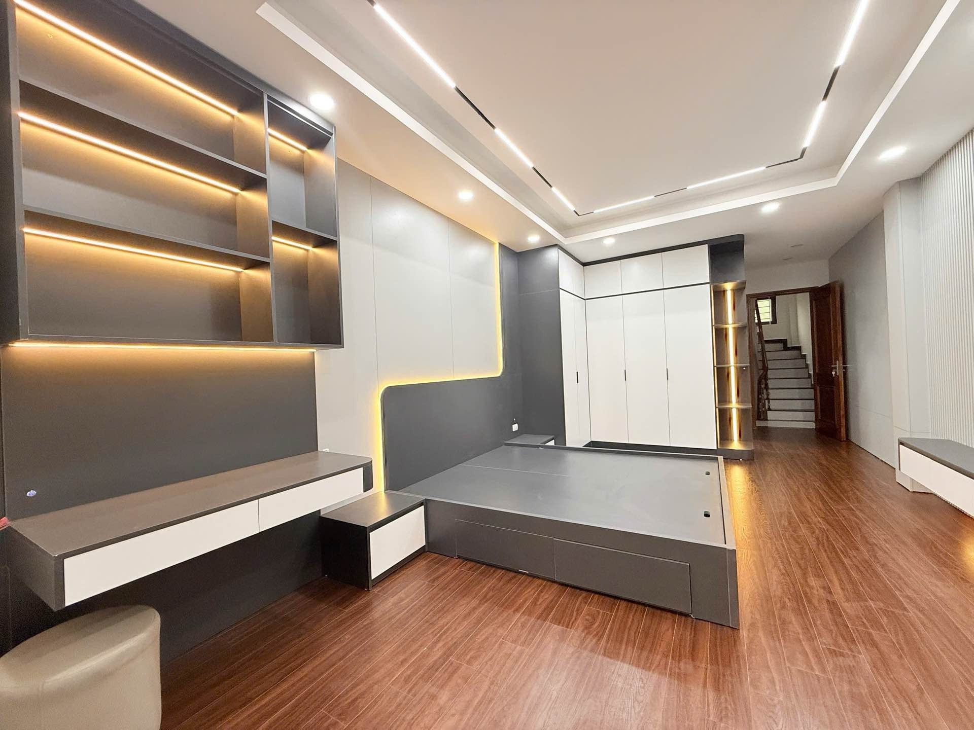 Bán nhà Hoàng Mai - diện tích 47m2 6 tầng - Ô tô tránh - giá 19,5 tỷ