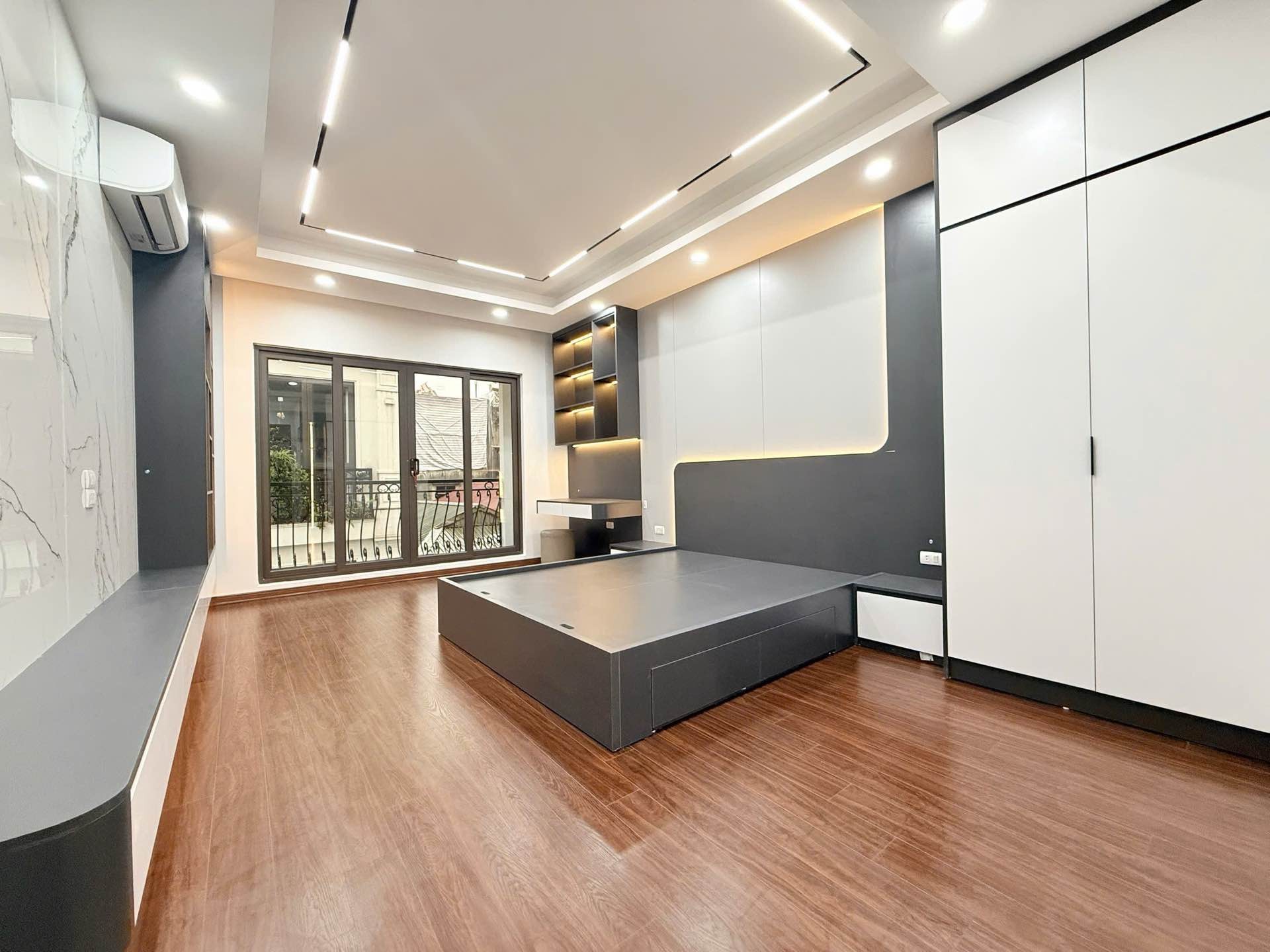 Bán nhà Hoàng Mai - diện tích 47m2 6 tầng - Ô tô tránh - giá 19,5 tỷ