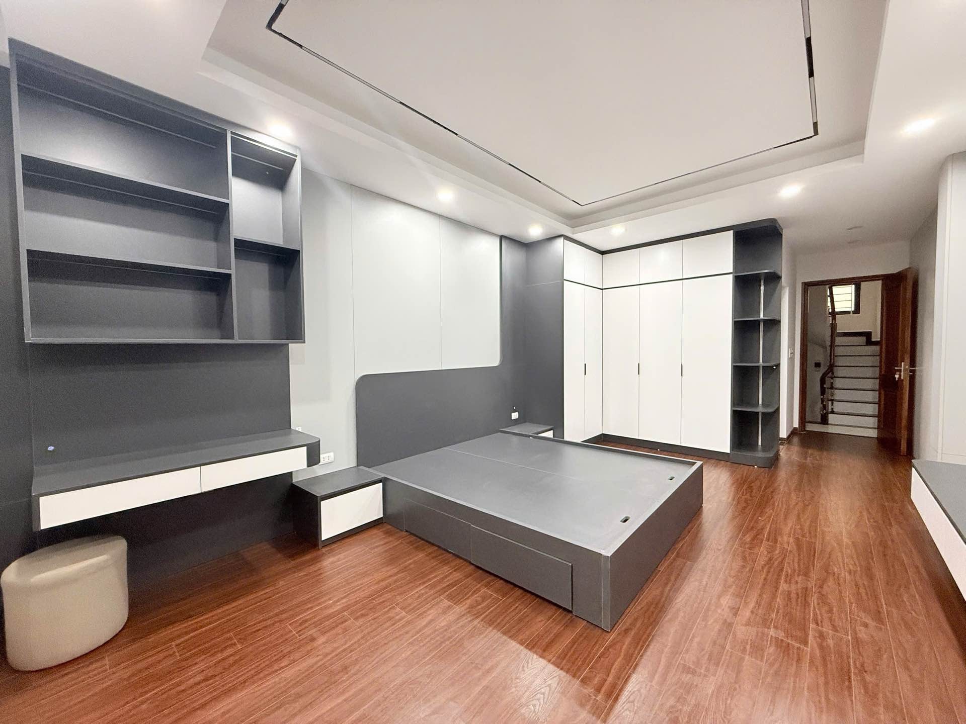 Bán nhà Hoàng Mai - diện tích 47m2 6 tầng - Ô tô tránh - giá 19,5 tỷ