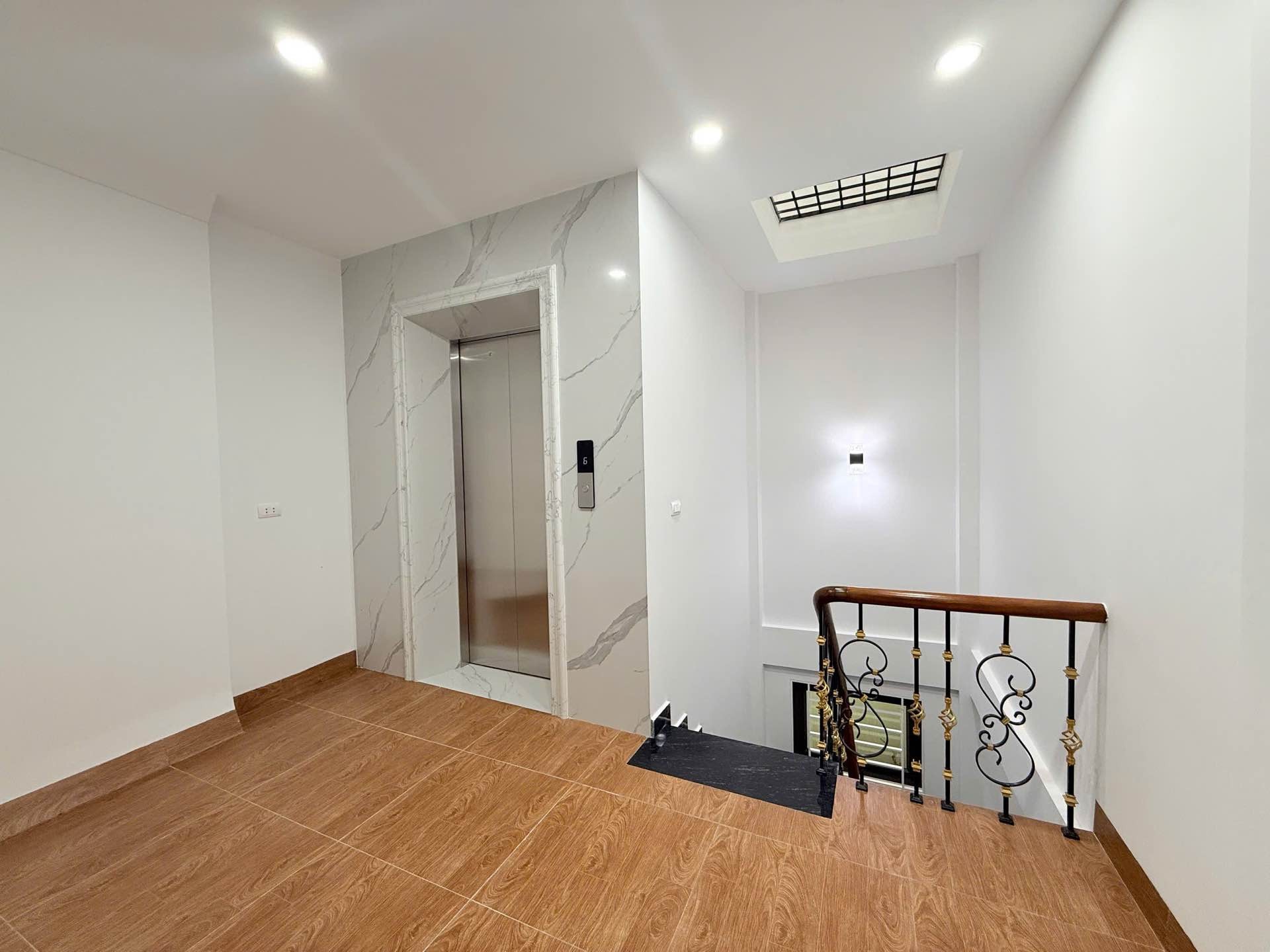 Bán nhà Hoàng Mai - diện tích 47m2 6 tầng - Ô tô tránh - giá 19,5 tỷ
