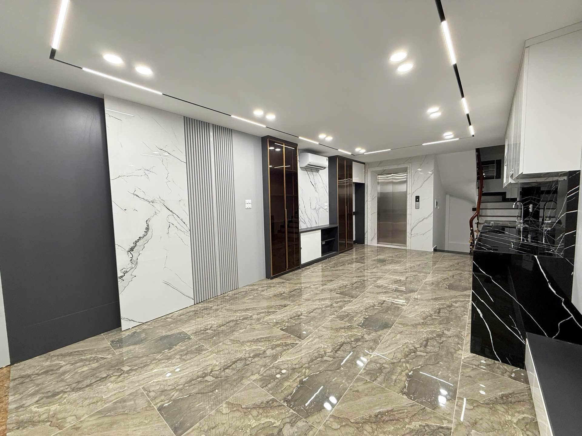 Bán nhà Hoàng Mai - diện tích 47m2 6 tầng - Ô tô tránh - giá 19,5 tỷ