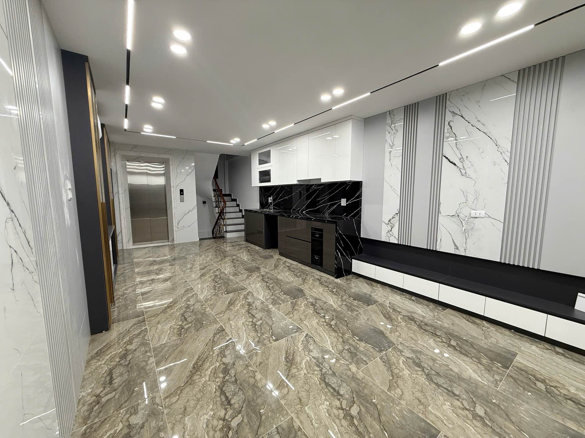 Bán nhà Hoàng Mai - diện tích 47m2 6 tầng - Ô tô tránh - giá 19,5 tỷ