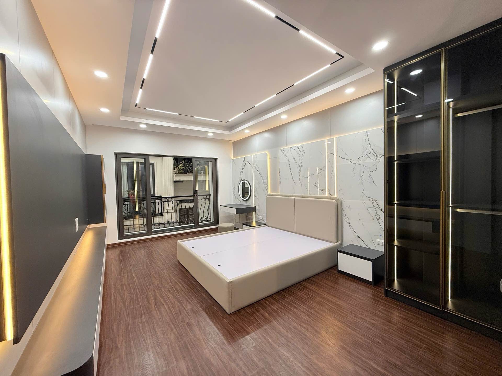 Bán nhà Hoàng Mai - diện tích 47m2 6 tầng - Ô tô tránh - giá 19,5 tỷ
