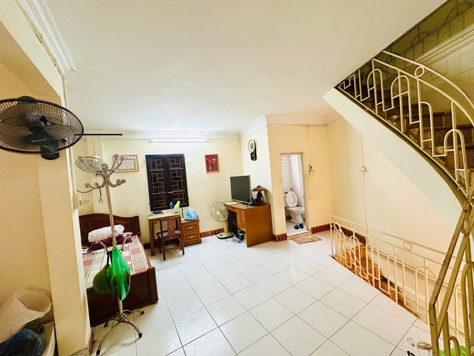 Bán nhà Tân Mai - diện tích 35m2 3 tầng - LÔ GÓC 2M RA CHỢ - giá 3,7 tỷ