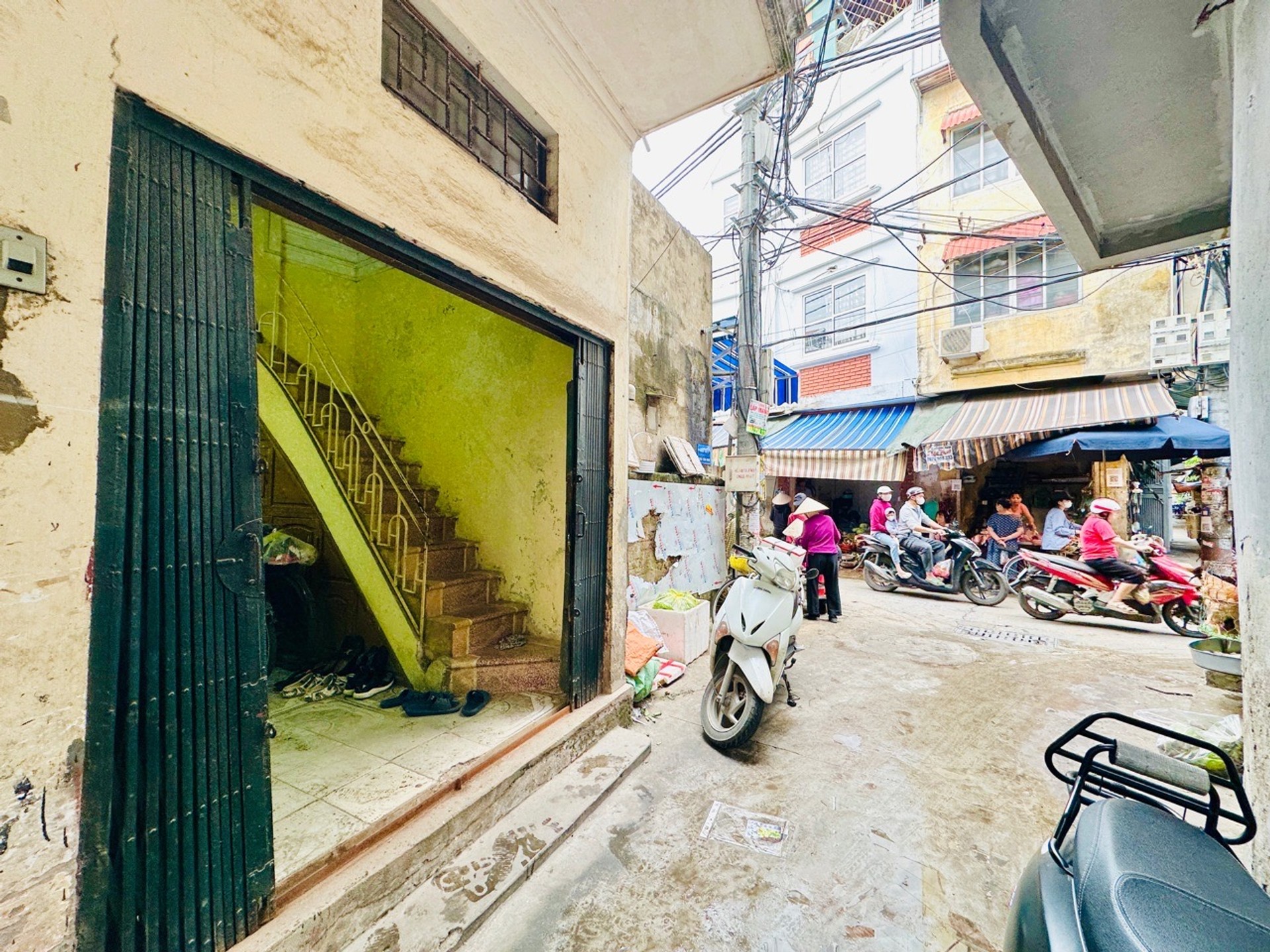 Bán nhà Tân Mai - diện tích 35m2 3 tầng - LÔ GÓC 2M RA CHỢ - giá 3,7 tỷ