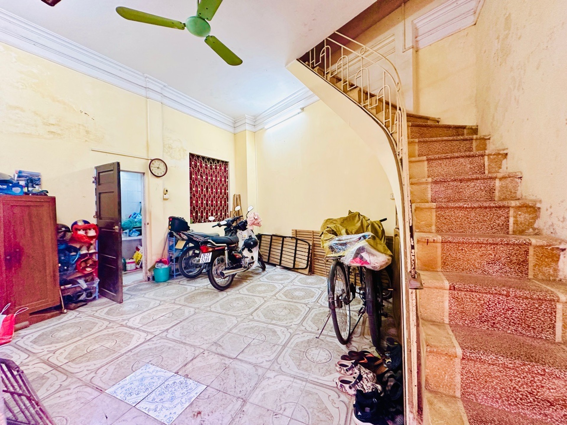 Bán nhà Tân Mai - diện tích 35m2 3 tầng - LÔ GÓC 2M RA CHỢ - giá 3,7 tỷ