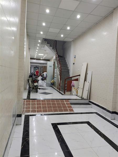 Bán nhà Giáp Bát - diện tích 192m2 3 tầng - Nhà mặt phố gần Bến xe Giáp Bát - giá 32 tỷ