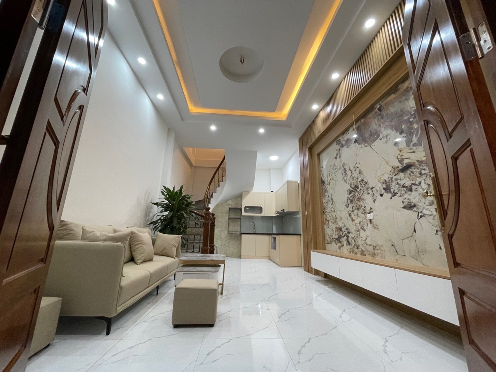 Bán nhà Hoàng Mai - diện tích 33m2 6 tầng - Nhà đẹp hiếm có - giá 8,4 tỷ